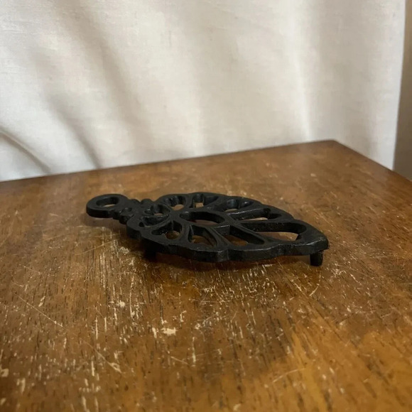 Vintage Wilton Cast Iron Black Trivet 5” Footed 1950s Cabin Kitchen Hanging Deco - Picture 4 of 6